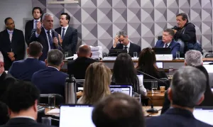 Relatório derrubado expõe votos que livraram investigados