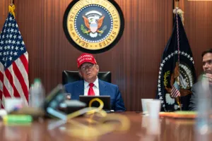 5º dia do conflito: Irã declara controle do Estreito de Ormuz e Trump reage