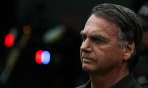 Bolsonaro mantém evolução positiva, mas segue sob cuidados intensivos