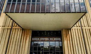 Juros seguem nas alturas e mantêm pressão direta no bolso do brasileiro