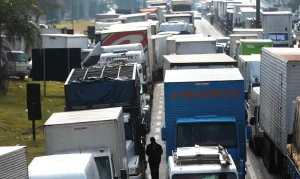 Caminhoneiros pressionam por respostas e acenam com paralisação nacional