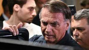 Bolsonaro apresenta evolução favorável e segue internado na UTI