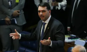 Filho de Bolsonaro, não de Lula, diz Flávio em ato na Paulista