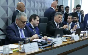 Votação na CPMI do INSS rejeita relatório final por 19 votos a 12