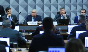 Relatório da CPMI do INSS aponta 228 indiciamentos e acirra disputa em Brasília