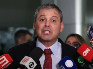 Deputado recorre ao STF e tenta derrubar domiciliar de Bolsonaro