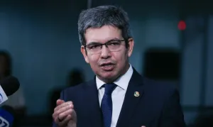 Líder do governo pressiona STF por manutenção da prisão de Vorcaro