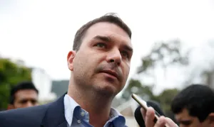 Flávio relata estado debilitado de Bolsonaro antes de internação
