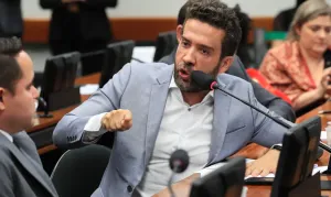 Sorteio cai para Mendonça e ação contra Janones avança no STF