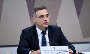 Mendonça cobra postura e expõe tensão no STF