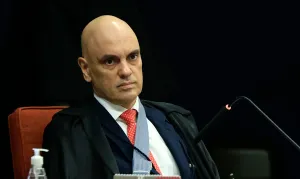 Moraes marca interrogatório de Eduardo Bolsonaro para abril