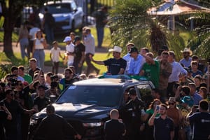 Flávio Bolsonaro ganha protagonismo em evento do agro em Mato Grosso