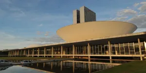 Véspera de feriado pode salvar veto e frustrar oposição no Congresso