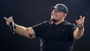 Digão interrompe show e sai em defesa de Edson Gomes