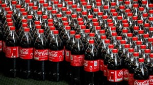 Coca-Cola aposta em embalagens menores e levanta alerta sobre custo real ao consumidor