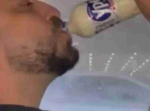 Homem que viralizou bebendo “detergente” esclarece que líquido era iogurte