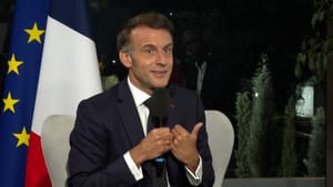 Livro sobre Emmanuel Macron expõe bastidores de episódio envolvendo Brigitte durante viagem oficial