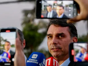 Flávio Bolsonaro relata reação do ex-presidente após derrubada de veto