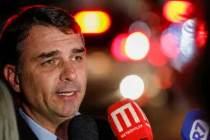 Flávio Bolsonaro critica avanço dos feminicídios e cobra ação efetiva do governo