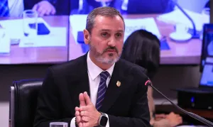 Novo aciona autoridades contra diretor da PF por viagem custeada por investigado