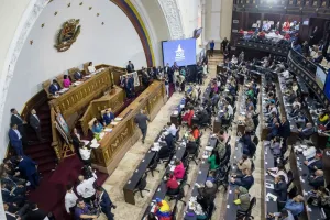 Parlamento da Venezuela amplia composição do Supremo e oposição critica avanço do chavismo