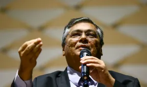 Flávio Dino suspende ação contra Davi Alcolumbre por suposta rachadinha