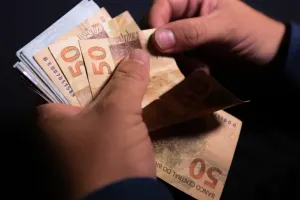 Facções ampliam presença na economia e movimentam bilhões fora do tráfico