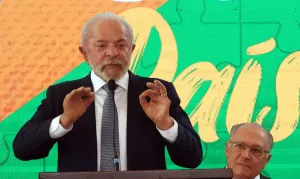 Lula tenta reaproximação com símbolos nacionais e gera reação nas redes
