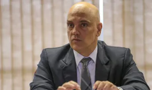 Moraes mantém julgamento de Eduardo Bolsonaro e rejeita pedido de adiamento