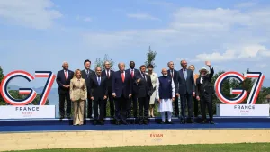 Trump não cumprimenta Lula durante foto oficial do G7