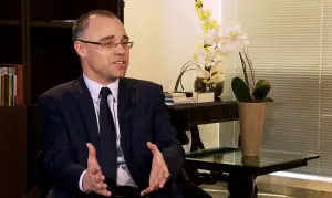 André Mendonça aguarda pareceres de PF e PGR para definir futuro de acordo de Vorcaro