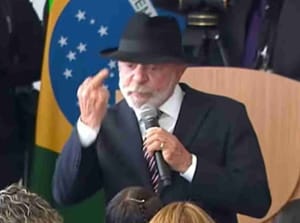 Lula faz gesto obsceno durante discurso e reacende debate sobre decoro presidencial