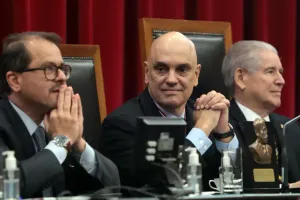 Moraes suspende por 90 dias as visitas de Flávio Bolsonaro ao ex-presidente